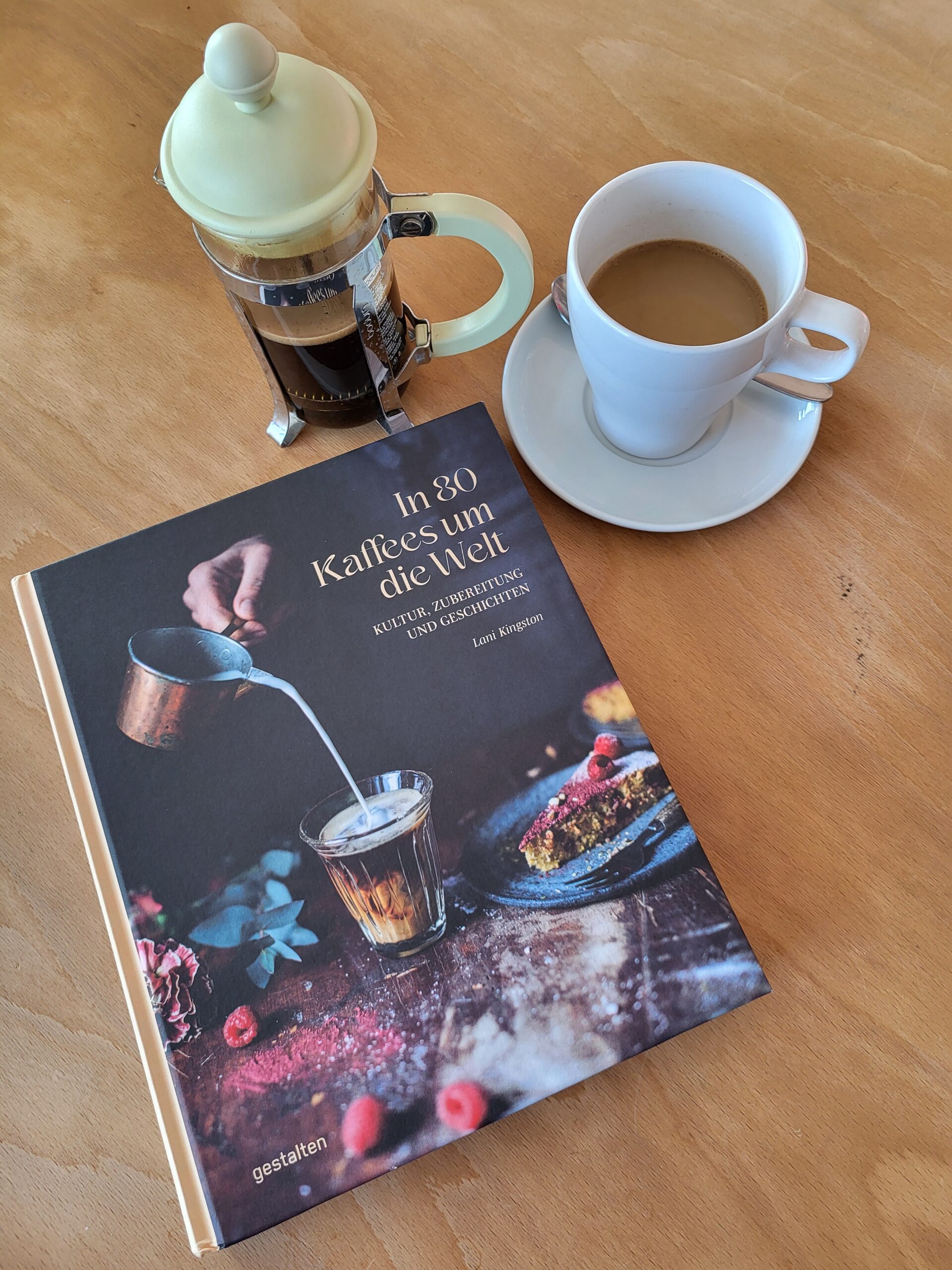 Kaffee und das Buch "In 80 Kaffees um die Welt"