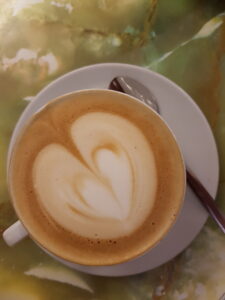 Cappuccino mit Herzmuster im Milchschaum